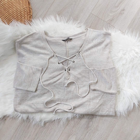 Asymmetrical V hem Sweater - Picture 2 of 8